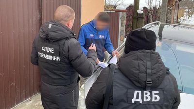 Продавали авто, завезені для ЗСУ Продавали авто, завезені для ЗСУ
