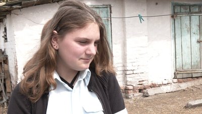 "Ще нічого не забулося": як на Конотопщині живе родина, яка рік тому ховалася в халабуді від обстрілів "Ще нічого не забулося": як на Конотопщині живе родина, яка рік тому ховалася в халабуді від обстрілів