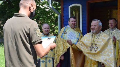 Волонтери з Тернопільщини передають капелану на схід брання вишите патріотичними візерунками