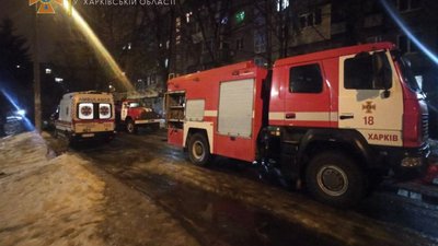 У Харкові сталася пожежа у п'ятиповерхівці: рятувальники винесли двох чоловіків з будинку У Харкові сталася пожежа у п'ятиповерхівці: рятувальники винесли двох чоловіків з будинку
