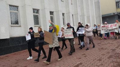 Вигукуючи: "Настав час інших" учасники акції пройшли центральними вулицями міста, 12 листопада 2023, Хмельницький Вигукуючи: "Настав час інших" учасники акції пройшли центральними вулицями міста, 12 листопада 2023, Хмельницький