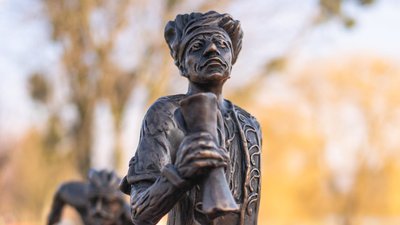 У Луцьку встановили нову скульптуру двох кликунів У Луцьку встановили нову скульптуру двох кликунів