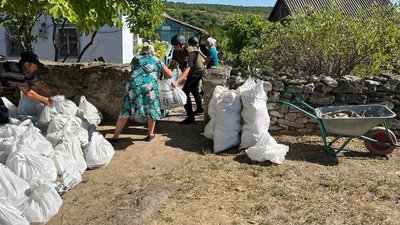 Під постійними обстрілами, але з вірою у перемогу: як живуть в Осокорівці на Херсонщині Під постійними обстрілами, але з вірою у перемогу: як живуть в Осокорівці на Херсонщині
