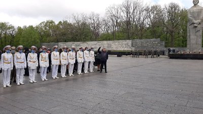 9 травня у Харкові: до Меморіалу Слави несуть квіти 9 травня у Харкові: до Меморіалу Слави несуть квіти
