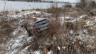 На Рівненщині водій збив чотирьох людей на узбіччі. Серед травмованих — дитина На Рівненщині водій збив чотирьох людей на узбіччі. Серед травмованих — дитина