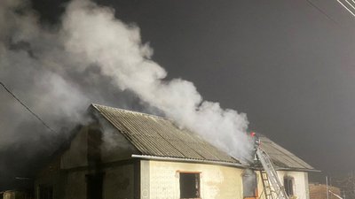 Пожежу на площі 30 квадратних метрів було локалізовано о 18:40 та повністю ліквідовано о 18:49. Фото: ГУ ДСНС у Хмельницькій області Пожежу на площі 30 квадратних метрів було локалізовано о 18:40 та повністю ліквідовано о 18:49. Фото: ГУ ДСНС у Хмельницькій області
