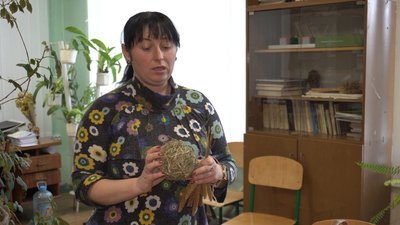 У Тернополі учні обласного екоцентру створили ялинку-годівничку