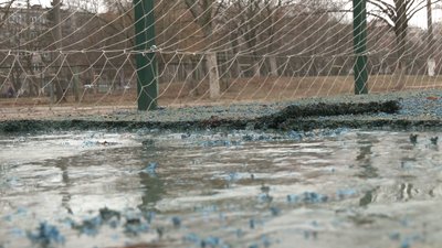 На оновленому спортмайданчику чернігівської школи розлізлося штучне покриття На оновленому спортмайданчику чернігівської школи розлізлося штучне покриття