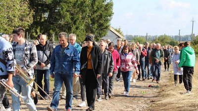 Провели "живим коридором": у громаді на Черкащині попрощалися із захисником Провели "живим коридором": у громаді на Черкащині попрощалися із захисником