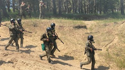 Миколаївські нацгвардійці відпрацьовують вправи щодо згуртування колективу Миколаївські нацгвардійці відпрацьовують вправи щодо згуртування колективу