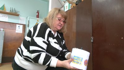 Після уроків працюють для ЗСУ: у Черкасах школярі виготовляють окопні свічки Після уроків працюють для ЗСУ: у Черкасах школярі виготовляють окопні свічки