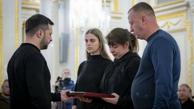 Президент вручає орден "Золота зірка" батькам Дениса Бадіки