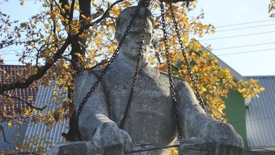 У селі на Прикарпатті демонтували пам'ятник радянському солдату