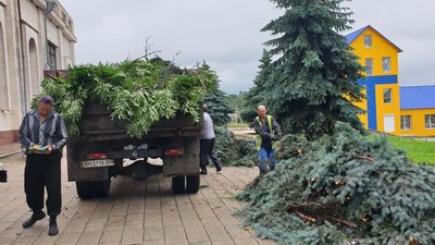 У Чуднові на Житомирщині вітер зірвав дах Будинку культури, де діти святкували випускний У Чуднові на Житомирщині вітер зірвав дах Будинку культури, де діти святкували випускний