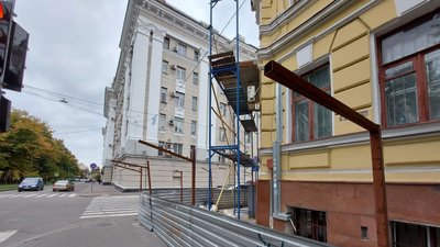 Аварійний балкон Худмузею у Харкові вдруге демонтували Аварійний балкон Худмузею у Харкові вдруге демонтували