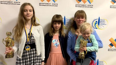 Марина Петренко, її сестра Ірина, мама та молоша сестра Уляна (зліва направо) Марина Петренко, її сестра Ірина, мама та молоша сестра Уляна (зліва направо)