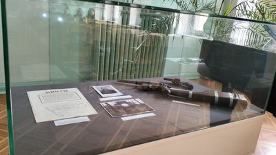 В експозиції представлений понад десяток зразків зброї В експозиції представлений понад десяток зразків зброї
