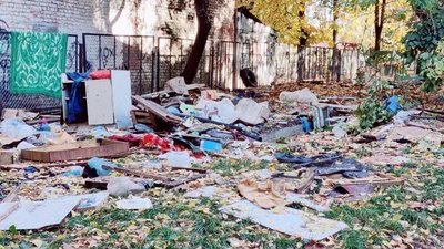 Після демонтажу гаражів у Рівному залишилося сміття Після демонтажу гаражів у Рівному залишилося сміття