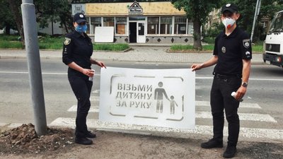 "Візьми дитину за руку": пішоходів в Ужгороді поперджають про аварійні ділянки