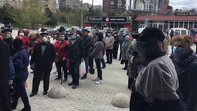 У Маріуполі натовп через знижки штурмував супермаркет