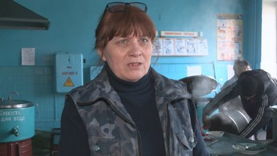 У Черкасах жителі збирають теплі речі, печуть пиріжки і плетуть маскувальні сітки У Черкасах жителі збирають теплі речі, печуть пиріжки і плетуть маскувальні сітки