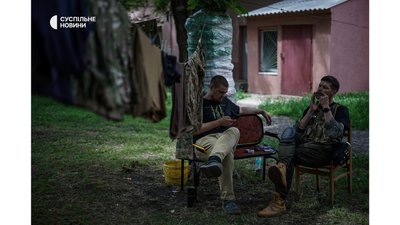 "Медикам нити не можна. В окопах ще гірше" — історії лікарів Донбасу