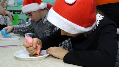 Третьокласники Житомирської школи №3 влаштували різдвяний майстер-клас для дітей "Сонця"