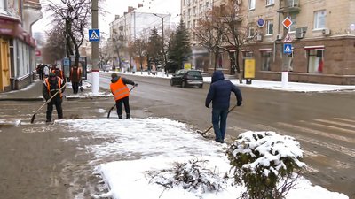 12 людей, 10 машин, 312 тон відсіву. Як у Кропивницькому розчищали дороги 12 людей, 10 машин, 312 тон відсіву. Як у Кропивницькому розчищали дороги