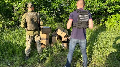 На Закарпатті знайшли 8 ящиків сигарет покинутих поблизу кордону із Угорщиною На Закарпатті знайшли 8 ящиків сигарет покинутих поблизу кордону із Угорщиною