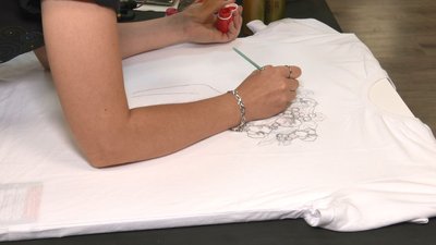 Черкащанка розмальовує футболки Черкащанка розмальовує футболки