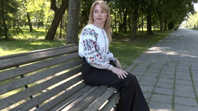 Спадок від бабусі: у День вишиванки волинянка вдягла столітню сорочку