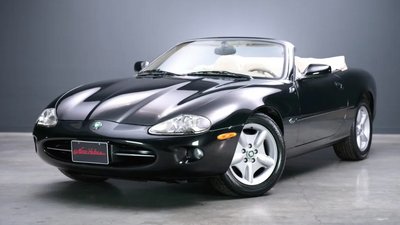 Річард Гір виставив на аукціон свій кабріолет Jaguar, щоб допомогти українцям