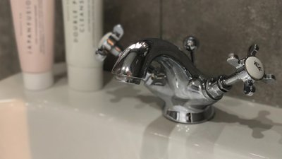 кран з водою