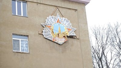 У Харкові демонтують радянський орден на стіні будинку на ХТЗ У Харкові демонтують радянський орден на стіні будинку на ХТЗ