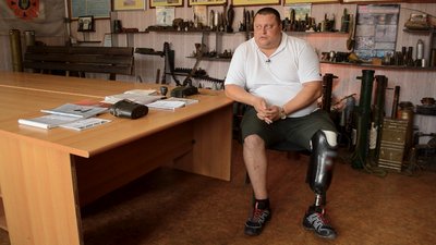 Навчає правил з мінної безпеки: чернігівський сапер "Кракен", який підірвався на міні, повернувся до роботи Навчає правил з мінної безпеки: чернігівський сапер "Кракен", який підірвався на міні, повернувся до роботи