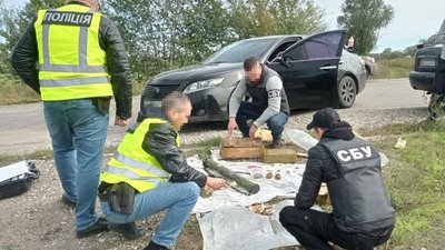 На Дніпропетровщині затримали підозрюваного у торгівлі зброєю На Дніпропетровщині затримали підозрюваного у торгівлі зброєю