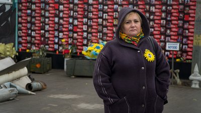 "Витягуємо одна одну з депресії". Історії жінок, які втратили на війні синів та чоловіків "Витягуємо одна одну з депресії". Історії жінок, які втратили на війні синів та чоловіків