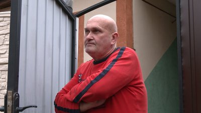 Небезпечне сусідство: у закинутому будинку в Рівному ледь не вчадів безхатько
