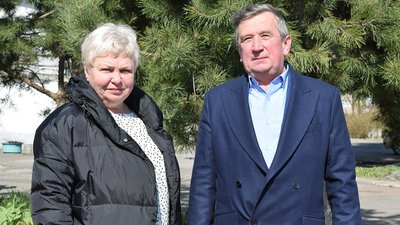 Головна лікарка Полтавської інфекційної лікарні Наталія Свириденко та президент ФК "Ворскла" Роман Черняк. Фото: ФК "Ворскла" Головна лікарка Полтавської інфекційної лікарні Наталія Свириденко та президент ФК "Ворскла" Роман Черняк. Фото: ФК "Ворскла"