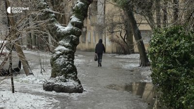 "Одна нога вперед, інша назад": через ожеледицю жителі Одеси потрапляють у травмпункти "Одна нога вперед, інша назад": через ожеледицю жителі Одеси потрапляють у травмпункти