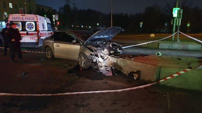 У Харкові автомобіль в'їхав в острівок безпеки: пасажирка загинула, двоє травмованих У Харкові автомобіль в'їхав в острівок безпеки: пасажирка загинула, двоє травмованих