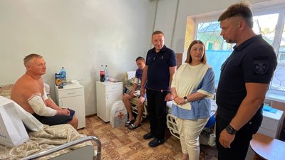 Який стан рятувальників, які отримали опіки внаслідок пожежі після обстрілу на Полтавщині