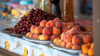 Фрукти, що продаються на ринку у Кароліно-Бугазі