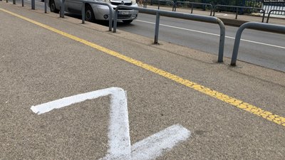 Сербське місто напередодні міжнародного фестивалю розмалювали написами з літерою Z