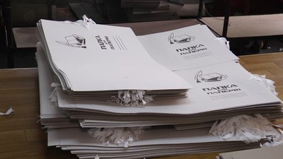 Папки з картону, виготовлені на підприємстві УТОС у Франківську