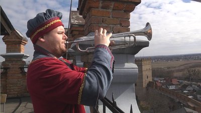 Гімн України на вежі: в Луцькому замку щодня сурмить кликун