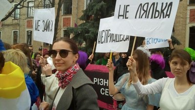 Марш жіночої солідарності у Харкові пікетують "традиціоналісти" Марш жіночої солідарності у Харкові пікетують "традиціоналісти"