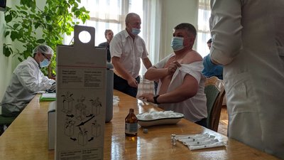 У Франківську депутати міської ради щепилися від COVID-19 під час сесії У Франківську депутати міської ради щепилися від COVID-19 під час сесії