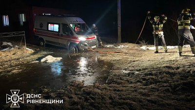 Карета швидкої медичної допомоги, яку відбуксували рятувальника на Рівненщині