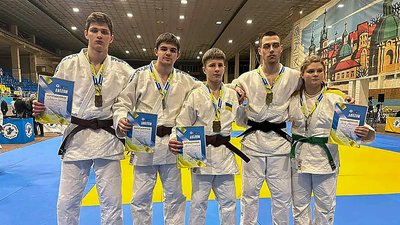 Кадетська збірна Кіровоградщини стала другою на чемпіонаті України з дзюдо Кадетська збірна Кіровоградщини стала другою на чемпіонаті України з дзюдо